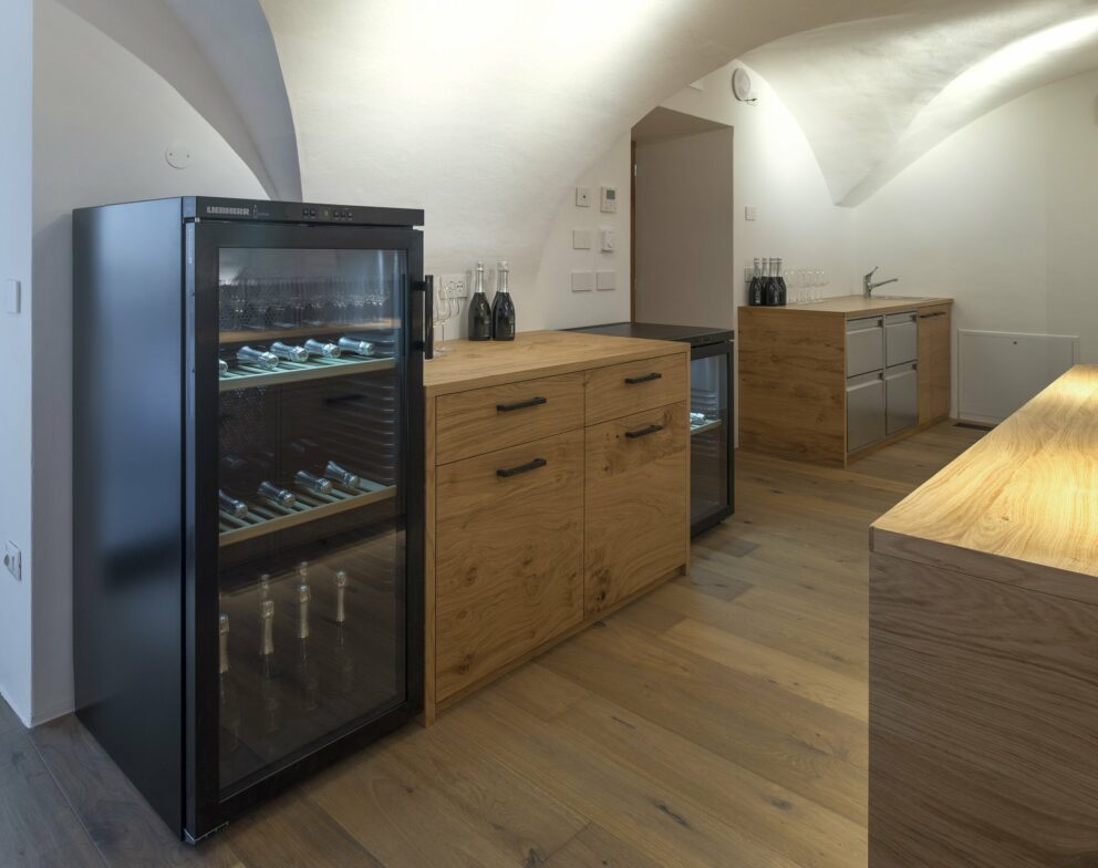 Weinkühlschrank und Ambiente Restaurant im Gasthof zum Hirschen in Margreid